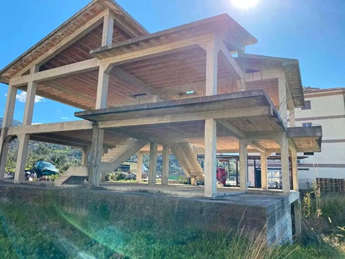 Casa con 6 locali in vendita in Via SantAntonio Abate, Belvedere Marittimo