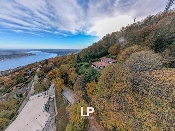 Casa con 6 locali in vendita in Via San Salvatore, Massino Visconti