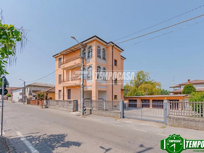 Appartamento trilocale in vendita in Via Olona, Albuzzano