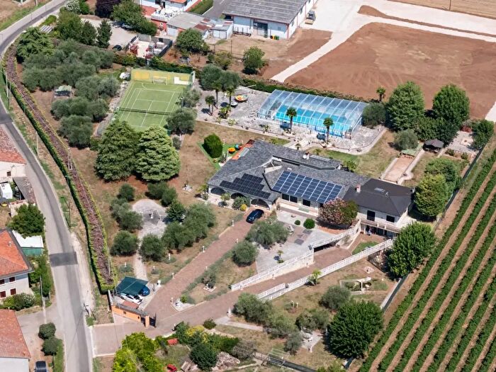 Casa con 7 locali in vendita in Via Filippo Turati, Lonigo