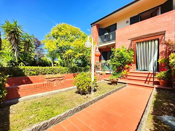 Casa con 8 locali in vendita in Viale dei Pini, Vecchiano