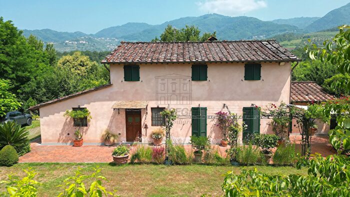 Casa con 9 locali in vendita in Via del Parco b, Capannori