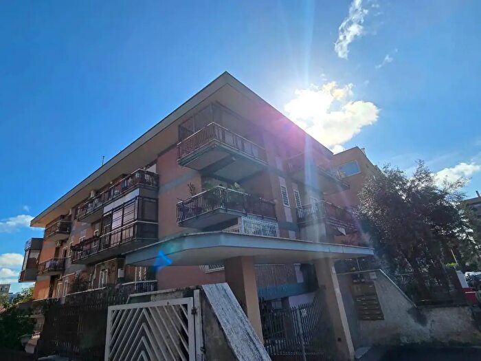 Appartamento trilocale in affitto in Via Peirce, Roma