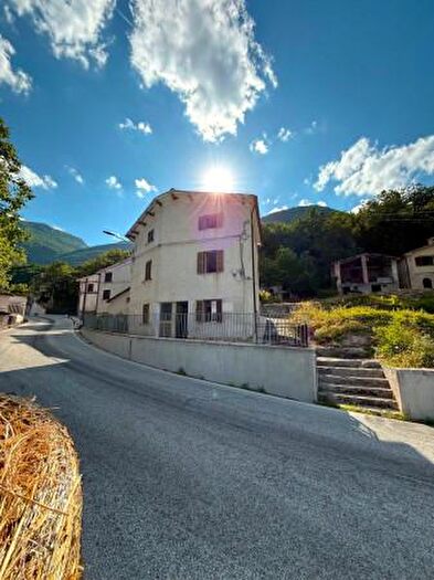 Casa bilocale in vendita in Contrada Piobbico, Sarnano