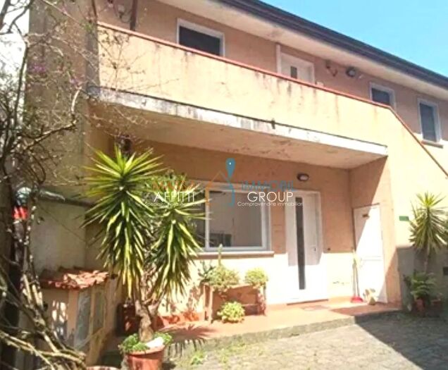 Casa con 5 locali in vendita in Viale Stazione, Massa