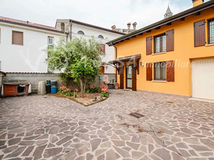 Casa con 5 locali in vendita in Viadana