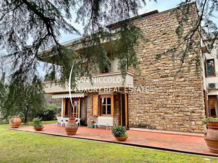 Casa con 6 locali in vendita in Firenze