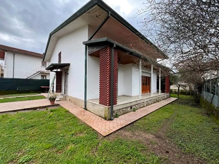 Casa quadrilocale in vendita in Massa