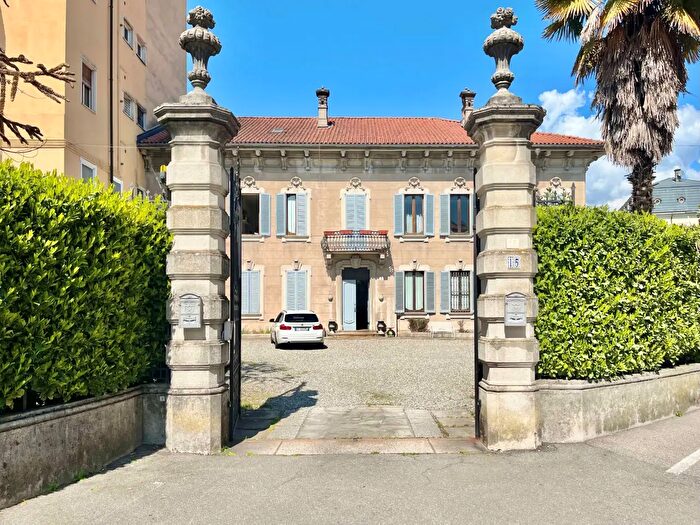 Casa con 16 locali in vendita in Verbania