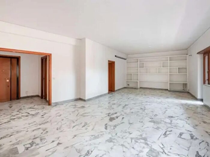Appartamento con 5 locali in vendita in Via Madesimo, Roma
