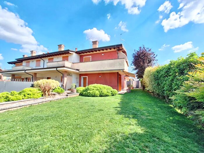 Casa con 5 locali in vendita in Via Alghisi, Rovato