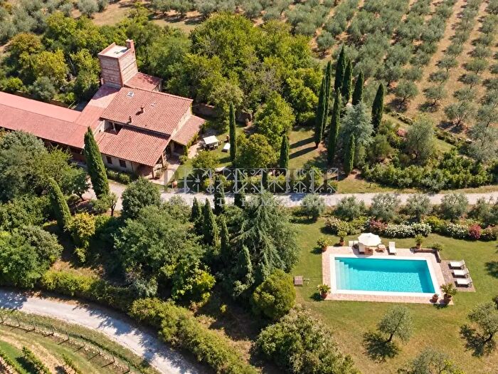 Casa con 10 locali in vendita in Rapolano Terme