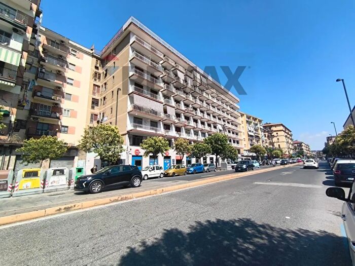 Appartamento trilocale in vendita in Via PBaffi, Napoli