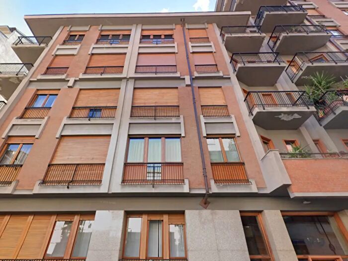 Appartamento trilocale in affitto in Via Bottengo, Torino