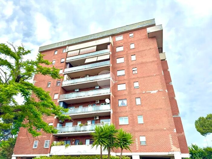 Appartamento trilocale in vendita in Via Libero Leonardi, Roma