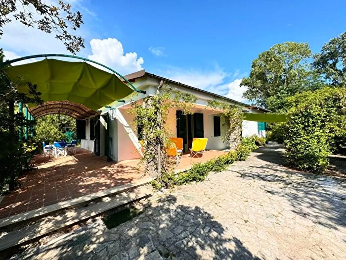 Casa con 10 locali in affitto in Massa