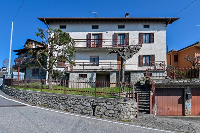 Casa con 6 locali in vendita in Via Amora Bassa, Aviatico