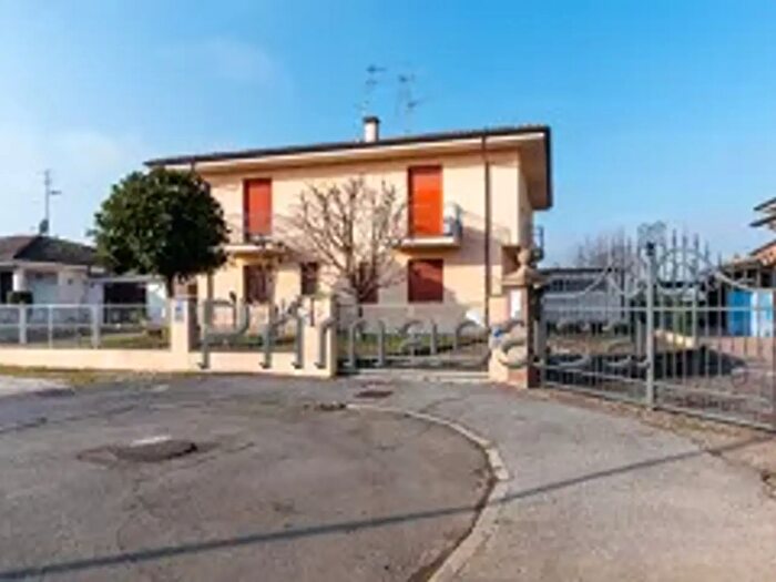 Casa con 5 locali in vendita in Via Gasparini, Carpi