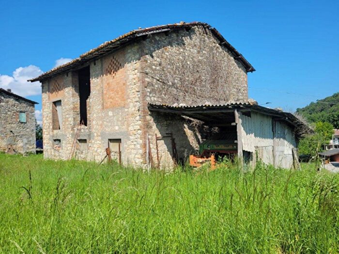 Casa con 6 locali in vendita in Via Cà De Schiavino, Viano