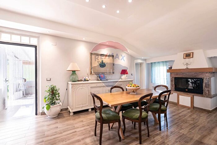 Casa con 6 locali in vendita in Via Acquasanta, San Marcello