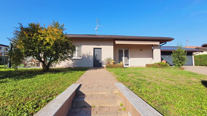 Casa in vendita in Via Bassone Rovate Carnago Varese Lombardia Italia, Carnago