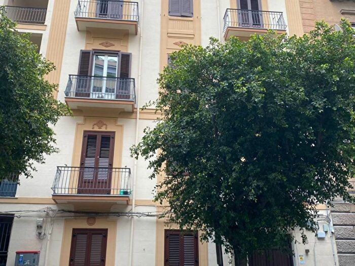 Appartamento trilocale in affitto in Via Sammartino, Politeama Ruggiero Settimo, Palermo