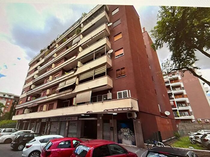 Appartamento trilocale in vendita in Via della Moletta, Roma
