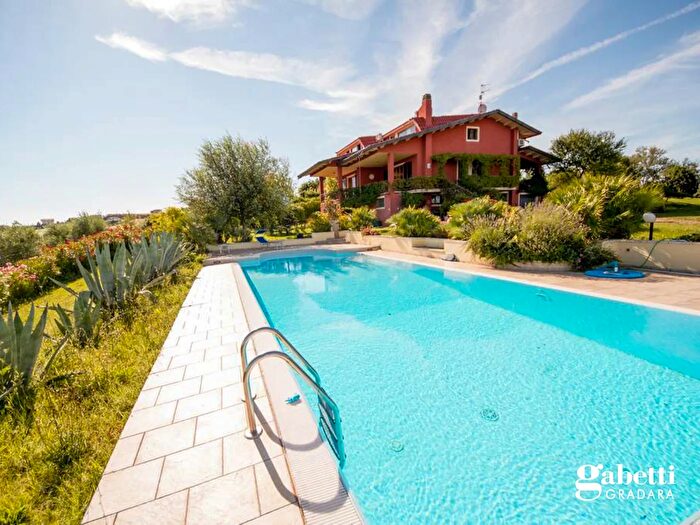 Casa con 9 locali in vendita in Via Pirano, Gradara