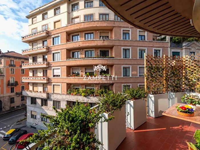 Appartamento con 8 locali in vendita in Via Morozzo della Rocca, Milano