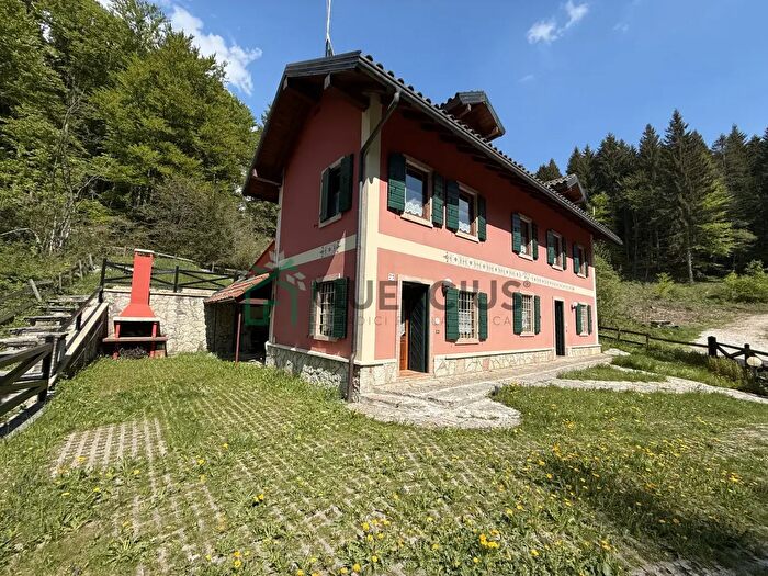 Casa con 8 locali in vendita in Via Magnaboschi, Roana