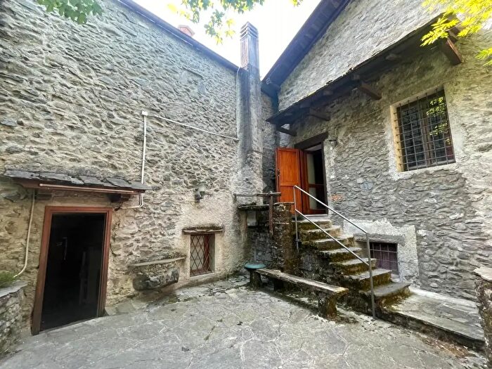 Casa con 11 locali in vendita in Vicolo delle Ginestre, Cercino