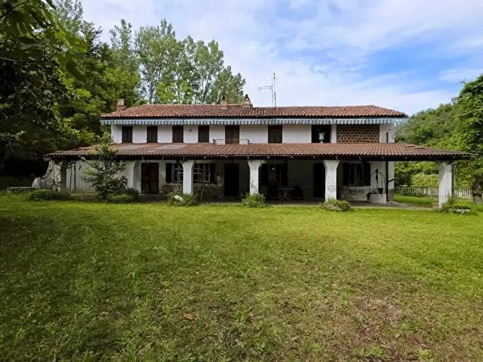 Casa con 10 locali in vendita in Via Pozzolo, Montegrosso D'Asti