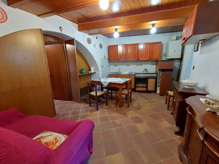 Casa con 6 locali in vendita in Buti