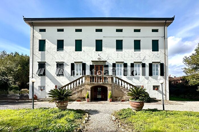 Casa con 10 locali in vendita in Capannori