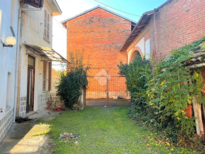 Casa con 6 locali in vendita in Piazza Libertà, Castelspina