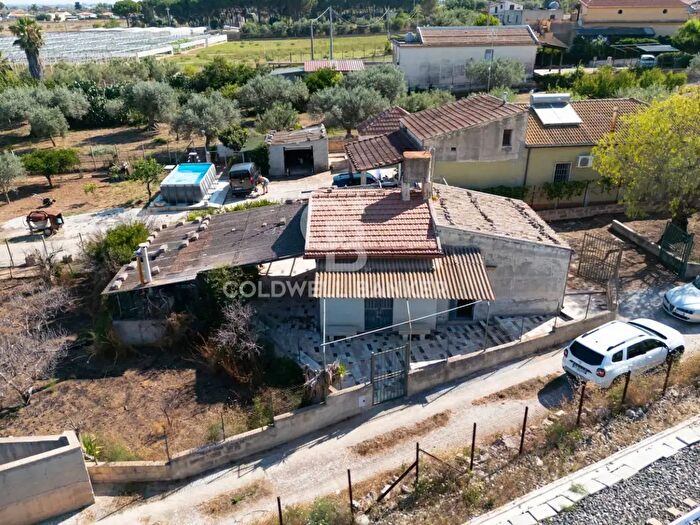 Casa con 5 locali in vendita in Cda Miccichè, Vittoria
