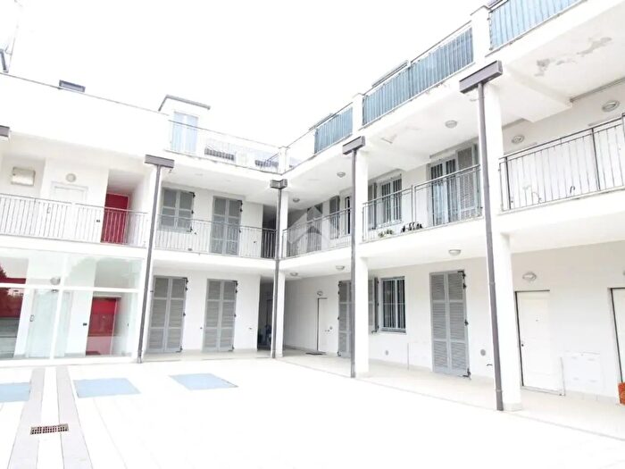 Appartamento trilocale in vendita in Via Padre Dino Beretta, Villasanta