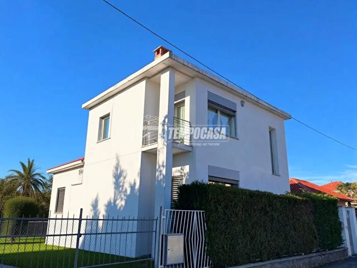 Casa con 10 locali in vendita in Via Francesco Raviolo, Pinerolo