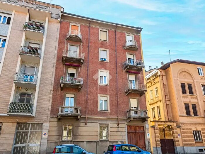 Appartamento trilocale in vendita in Via Borgosesia, Torino