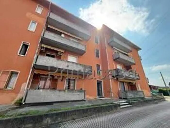 Appartamento trilocale in affitto in Via Fosse Ardeatine, Bovolone