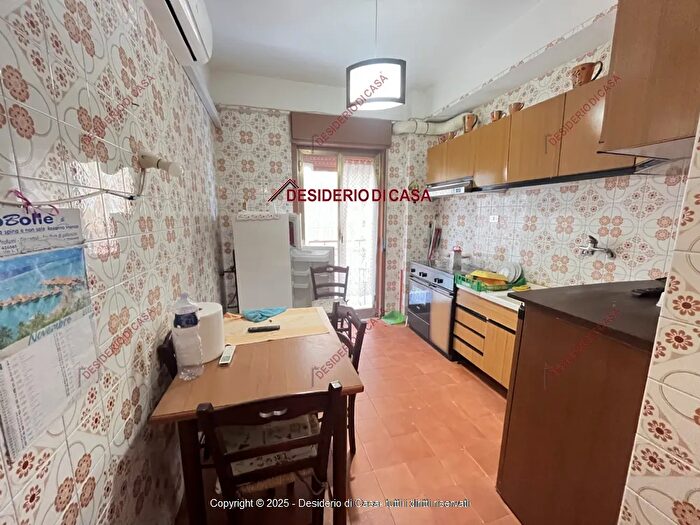 Appartamento quadrilocale in vendita in Via Giuseppe Giusti Finale Pa Italia, Pollina