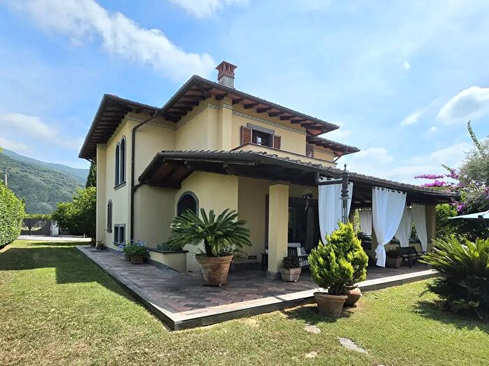 Casa con 11 locali in vendita in Massa
