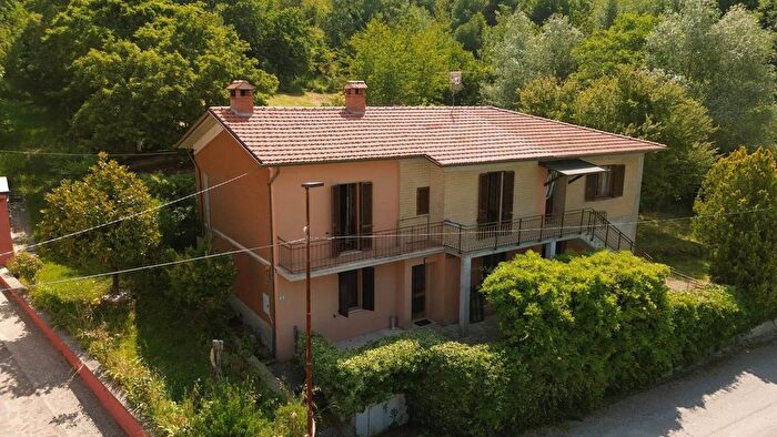 Casa con 11 locali in vendita in Torre Calzolari Gubbio, Gubbio