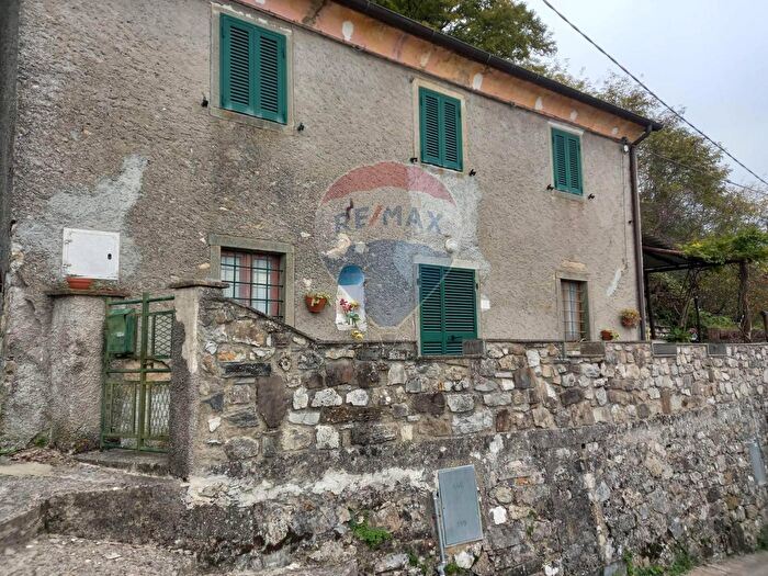 Casa con 8 locali in vendita in Minucciano