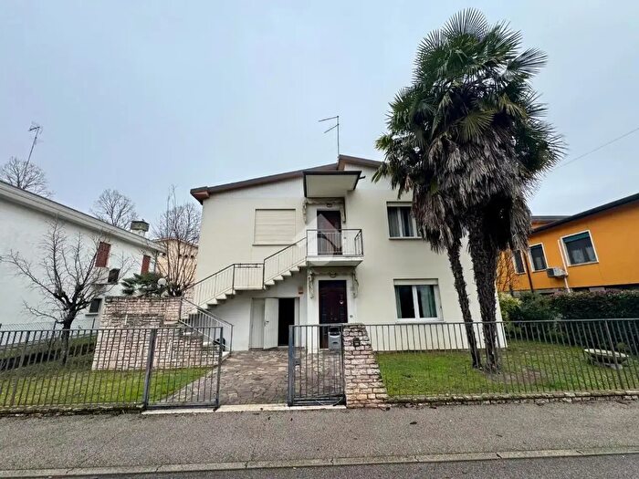 Casa con 6 locali in vendita in Via Abano Terme, Rovigo