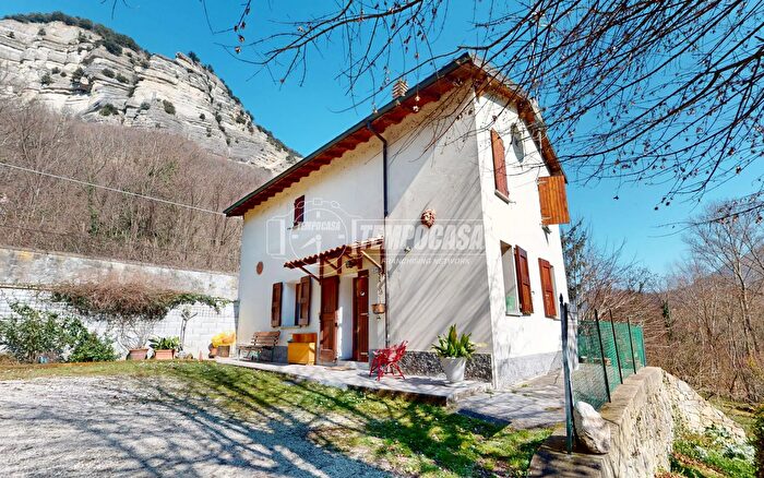 Casa quadrilocale in vendita in Strada Statale Porrettana, Vergato