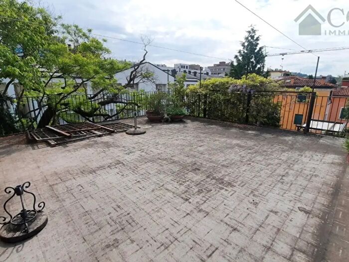 Casa con 11 locali in vendita in Vicenza