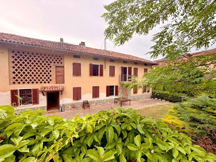 Casa con 10 locali in vendita in Costigliole D'Asti