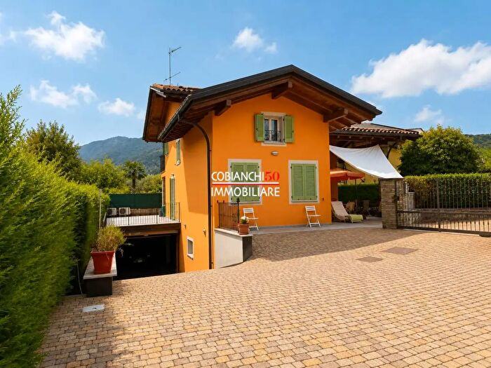 Casa con 5 locali in vendita in Via Sant'Anna, Cambiasca