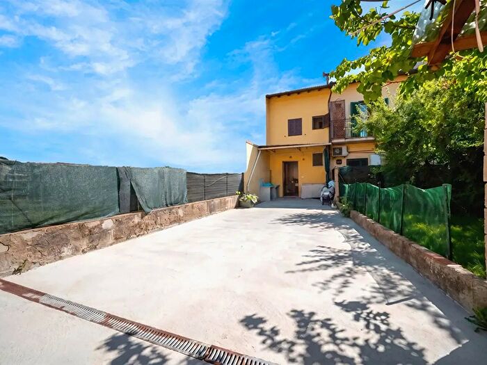 Casa con 6 locali in vendita in Via del Chiuso, Campi Bisenzio